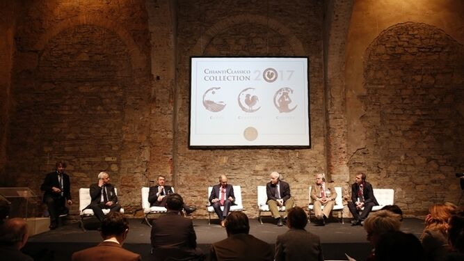 César Saldaña junto a responsables de otras denominaciones e indicaciones de vino durante el encuentro en Chianti.