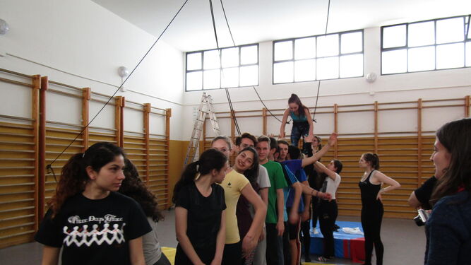 Alumnos del Álvar Núñez ensayando una performance que forma parte del proyecto.