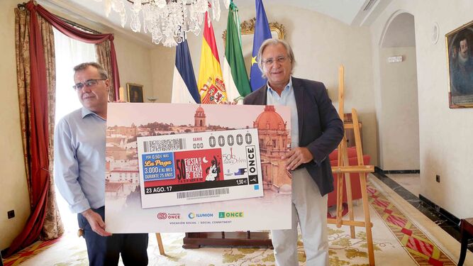 Cristino Ortuno y Francisco Camas muestran el boleto conmemorativo