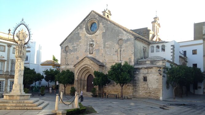 Fachada del templo gótico-mudéjar de San Dionisio que forma parte del entorno de la plaza de la Asunción.