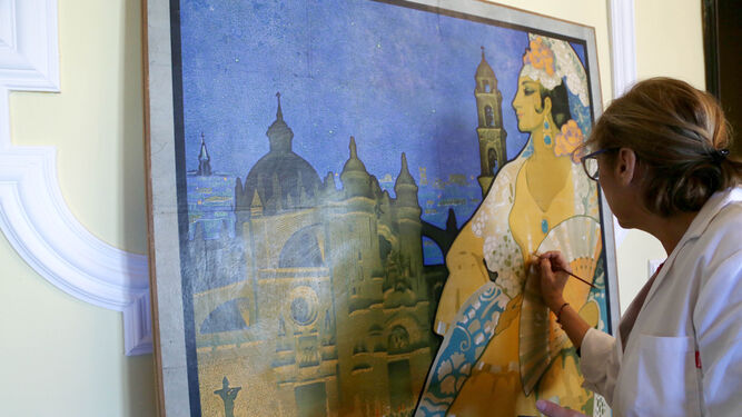 Martín retoca una de las obras que cuelgan de las paredes del palacio.