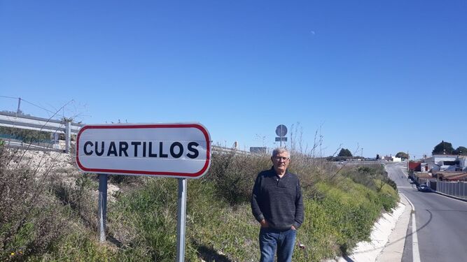 El delegado de Alcaldía, José Barriga, ante una de las señales que identifican la por ahora barriada rural.