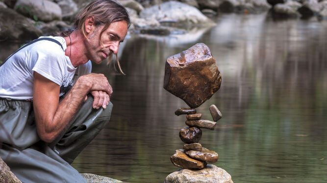 Pedro Durán, junto a una de sus construcciones a base de piedras, buscando equilibrios casi imposibles.