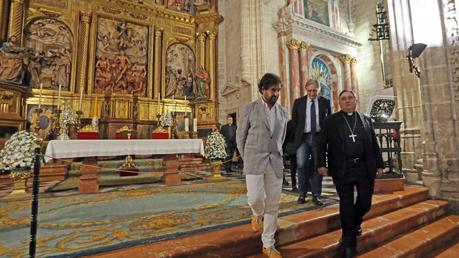 El obispo José Mazuelos, Francisco Camas y Manuel Romero Bejarano, ayer en San Miguel.