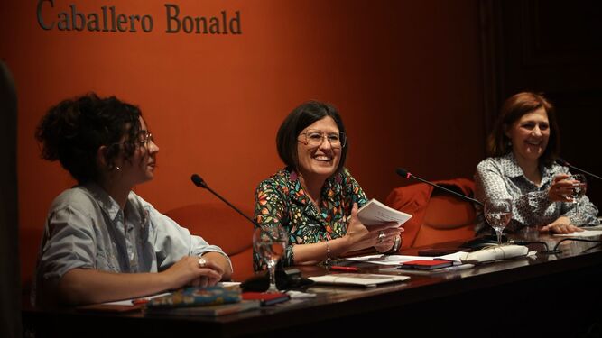 Sonia Herrera acompañada por Claudia GR Moneo y Josefa Parra, en la Fundación Caballero Bonald.