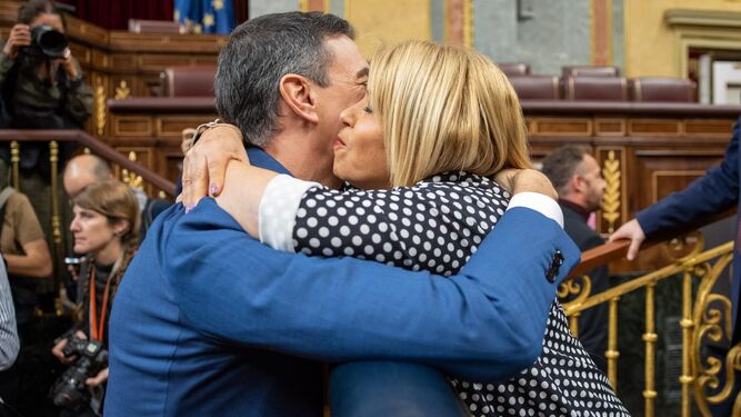 Mamen Sánchez abraza a Pedro Sánchez en el Congreso, en una imagen de archivo subida por la diputada nacional a su Facebook.