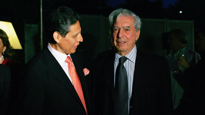 El pintor peruano junto a su compatriota, el escritor Mario Vargas Llosa.