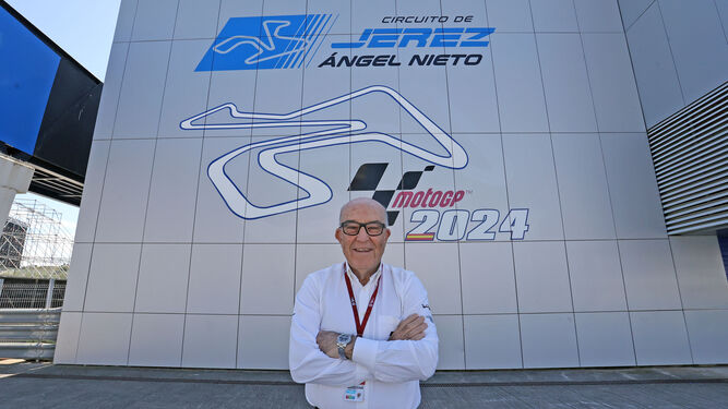 Carmelo Ezpeleta posa delante del mural del Circuito de Jerez.