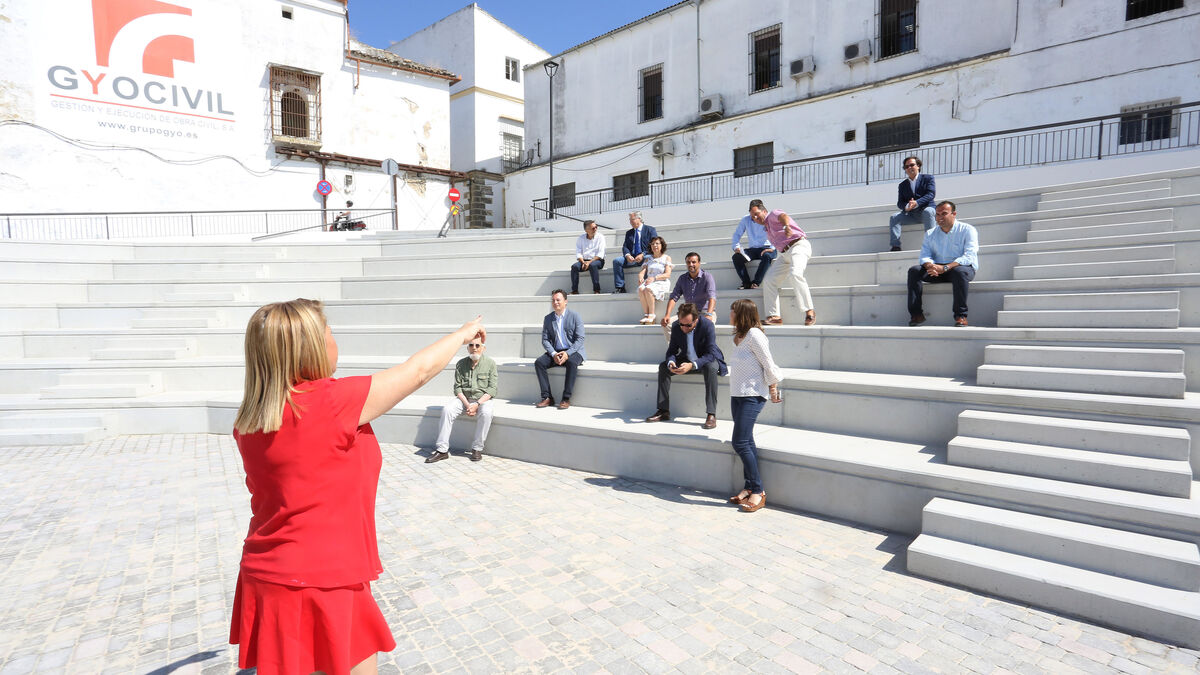 La alcaldesa, ayer haciendo una fotografía a técnicos y delegados municipales en el nuevo auditorio de la plaza Belén.