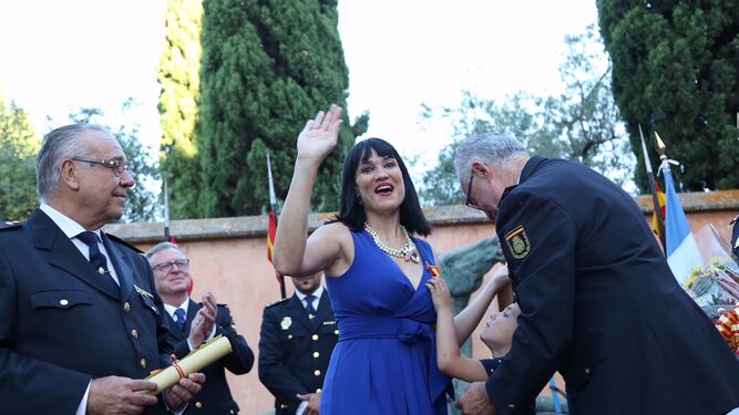 Irene Villa saluda mientras recibe la medalla de oro de la asociación policial Santo Ángel.