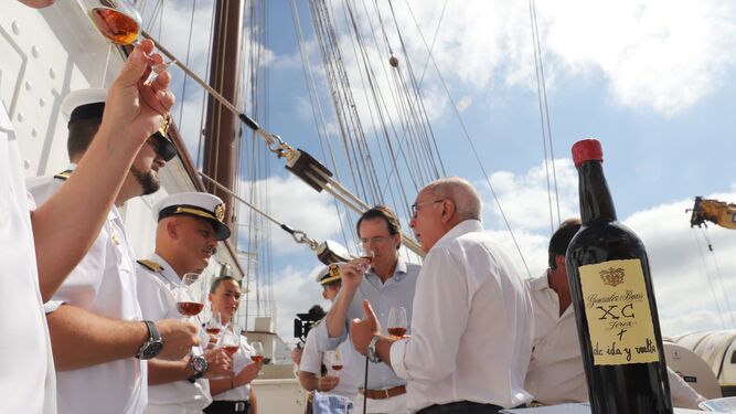 Mauricio González-Gordon y Antonio flores en el momento de recepción del vino a bordo del Juan Sebastián Elcano.