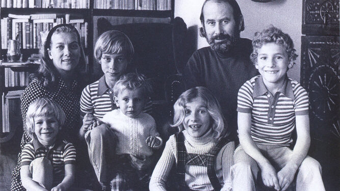 Foto de familia de Caballero Bonald con Pepa Ramis, su esposa, y sus cinco hijos