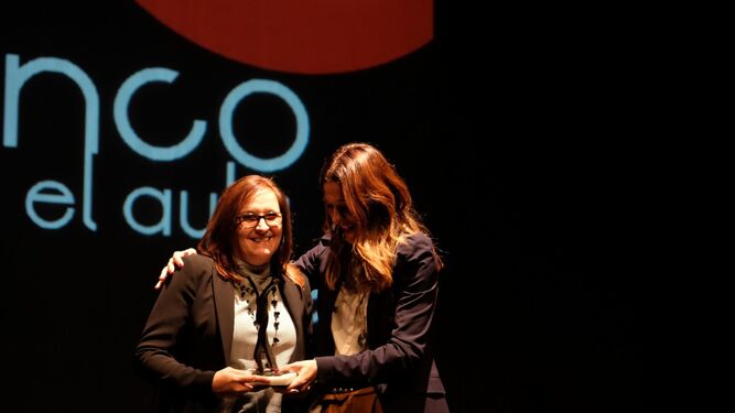 Ana Tenorio, del CADF, recoge el premio de manos de Cristina Saucedo.