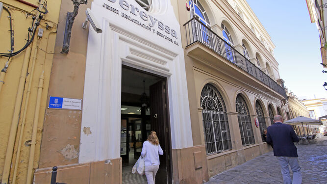 Exterior de las oficinas del departamento de recaudación del Ayuntamiento en la calle Latorre.