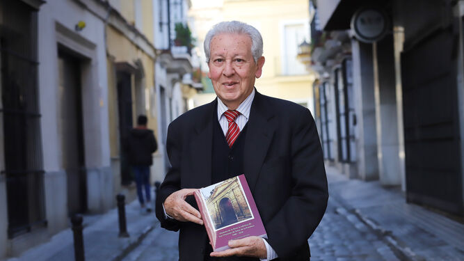 Andrés Luis Cañadas posa con su libro tras la entrevista.
