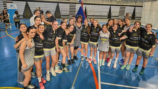 Irene Villa, con las jugadoras del Unión Baloncesto Jerez.
