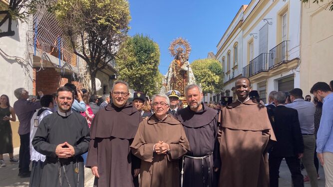 La presidencia de religiosos redentoristas, carmelitas y franciscanos ante la Virgen del Carmen .