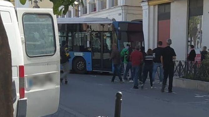 Un autobús, tras el choque con la barandilla en plaza Esteve, días atrás.